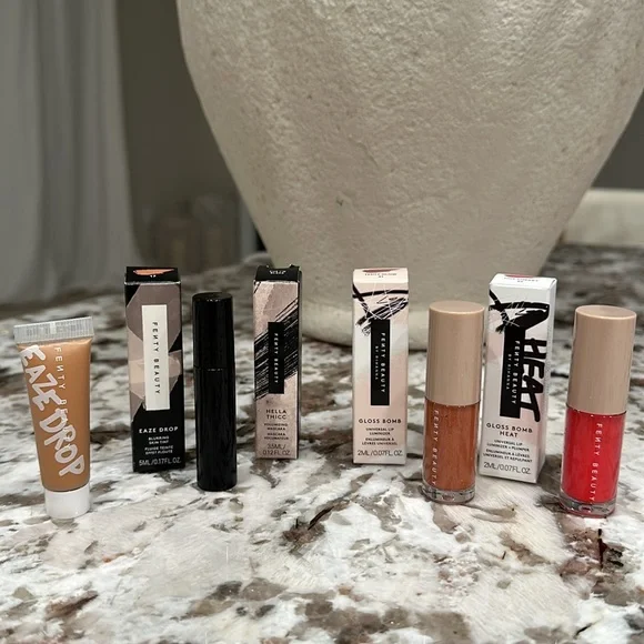 New Fenty Beauty 4 piece makeup set with black cosmetic bag - Picture 3 of 12